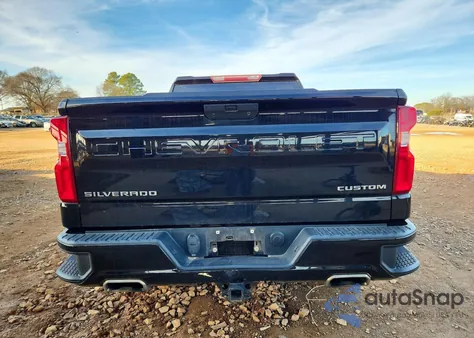 2021 Chevrolet Silverado K1500 Custom z USA, uszkodzony, nr VIN 1GCUYBEF7MZ131222
